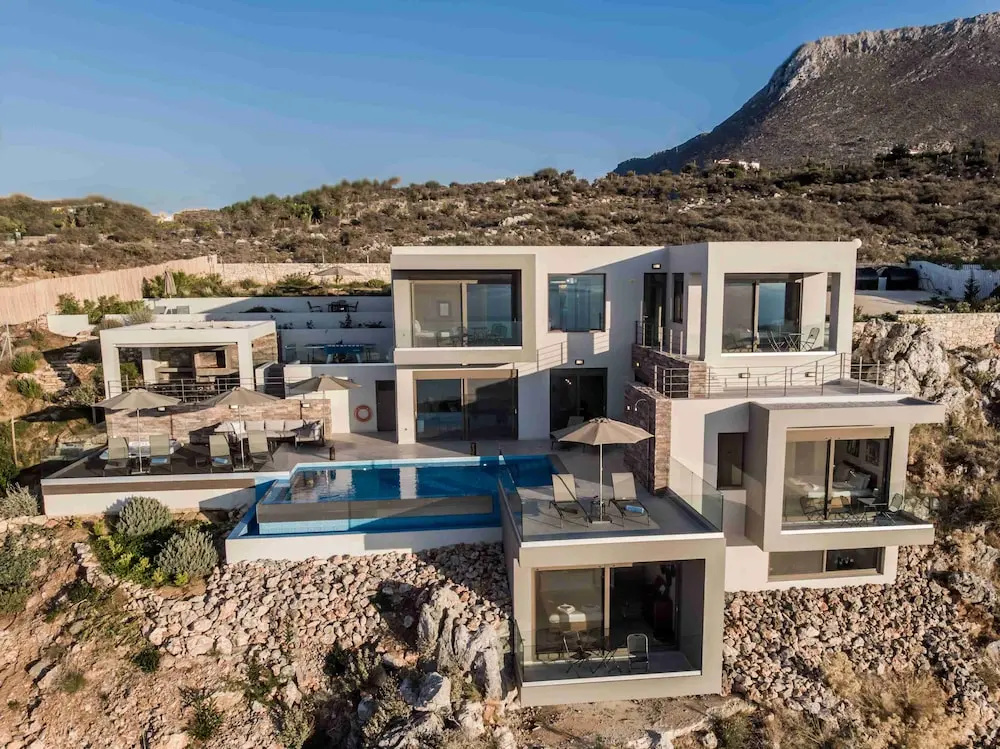 A Gorgeous Villa in Kokkino Horio
