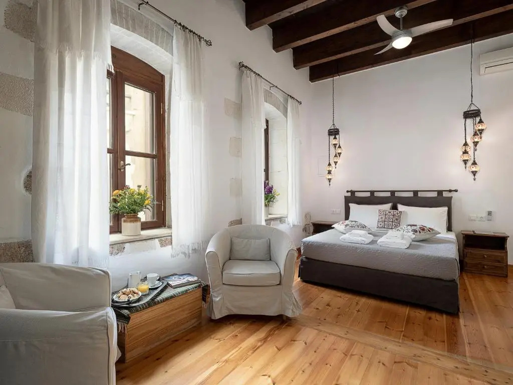 Deluxe Double Suite (full double bed)