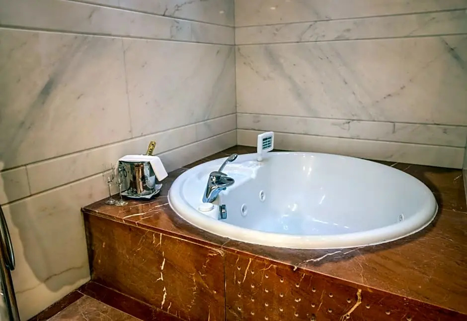 Double Suite (full double bed)