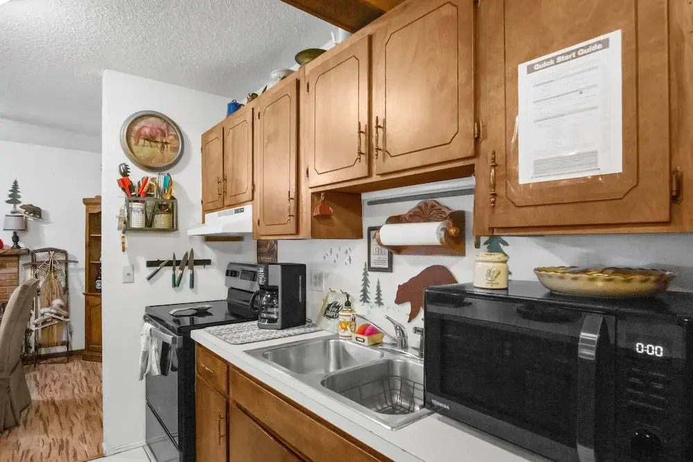 Eagle's Nest - Hot Tub, Deck & Prime Location 2 Bedroom Cabin - фото 20