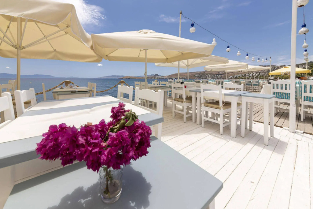 Ali's Hotel Beach