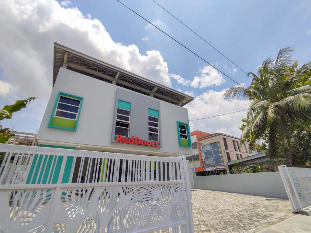 RedDoorz Syariah near GOR Satria Area