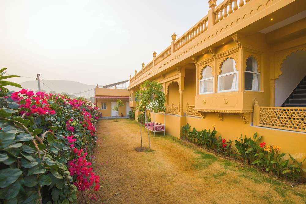 ELIVAAS Amber Royale 3 BHK with Pvt Pool