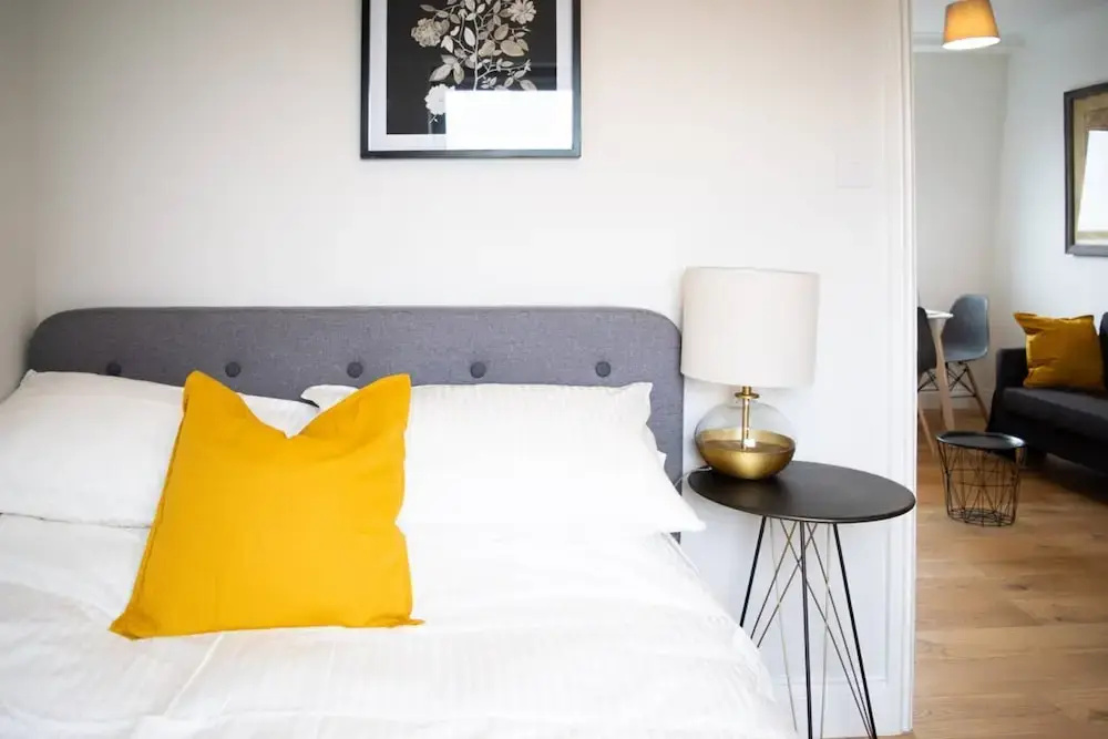 Modern 1 Bedroom Top Floor Flat in West London