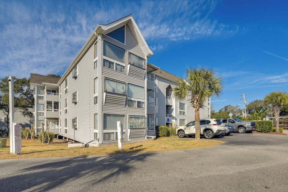 Ocean Breezes & 2 Pools: 1 Block to the Sand