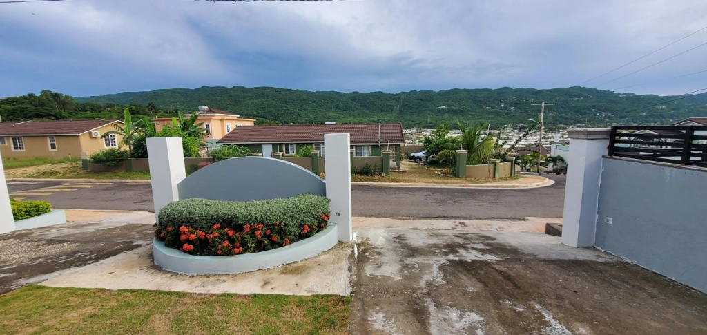 2Bed 2Bth Gated Comm house with Hillside view close to beach, food and clubs