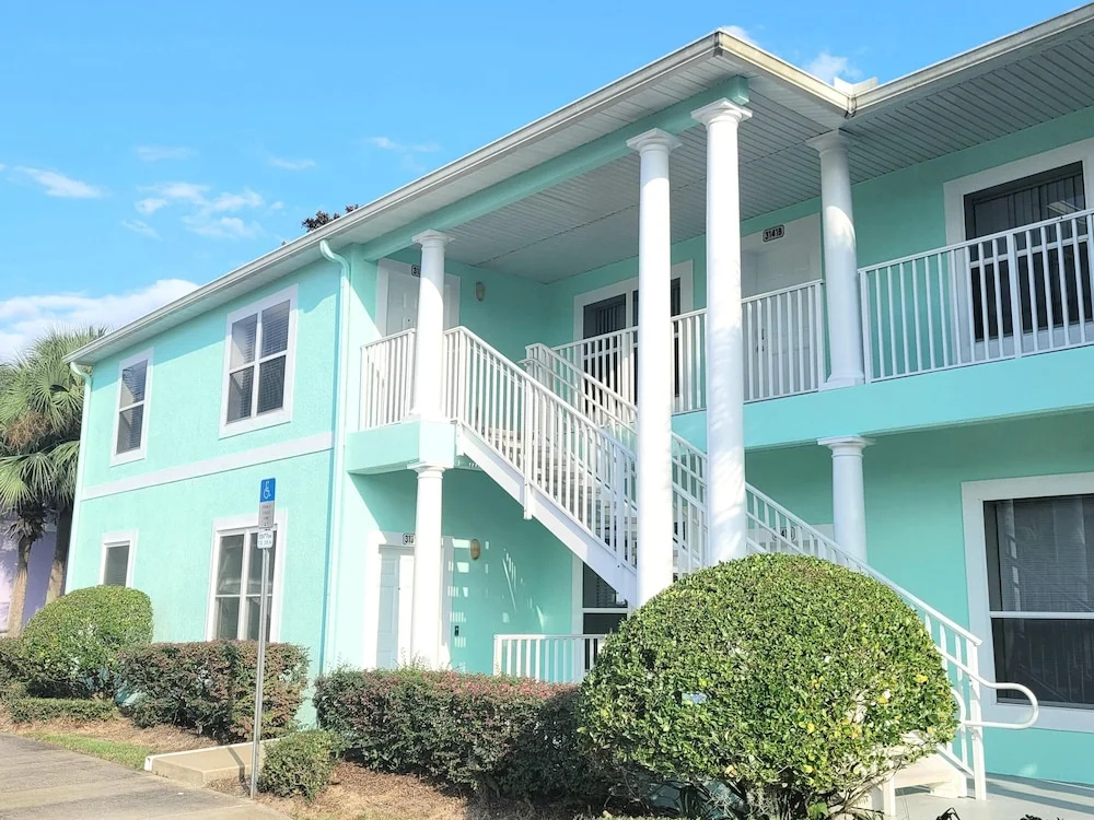 Huge Screened Patio That Overlooks Lake Buck, Near Famous Attractions!!