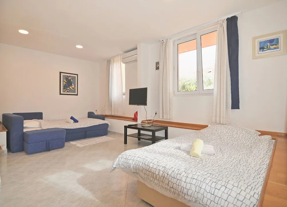 Family Apartment with pool view
