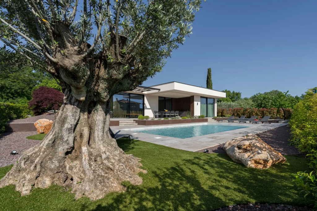 Piera in Brzac with 4 bedrooms and 4 bathrooms