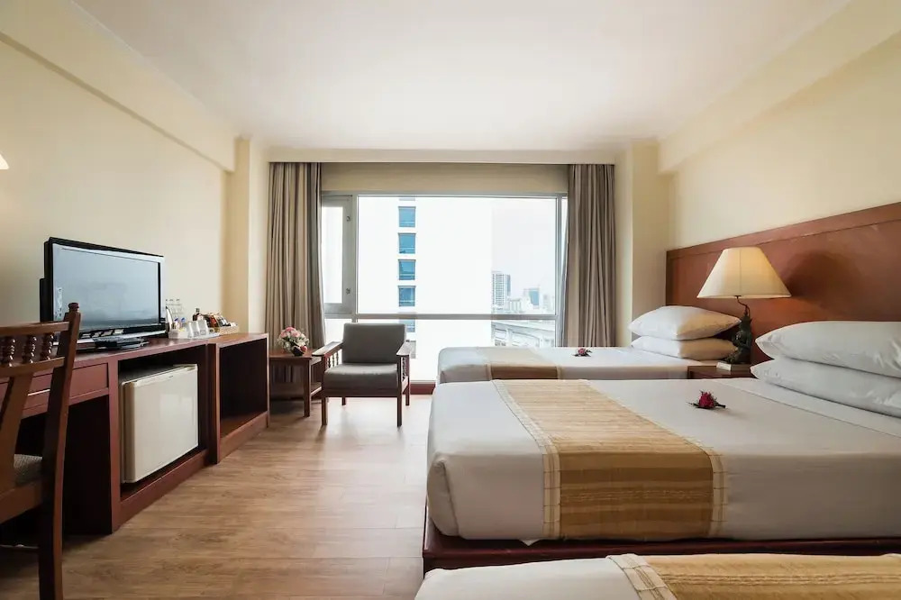 Трёхместный номер в Bangkok Palace Hotel
