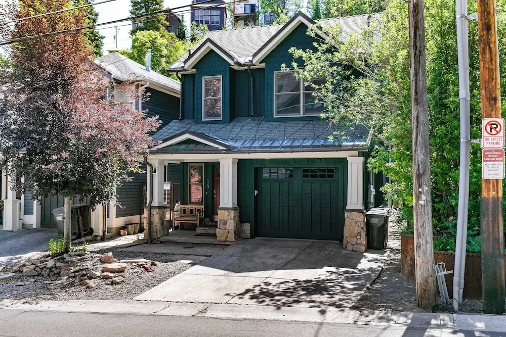 Red Hawk by AvantStay Charming Cabin w Theatre Spa 5mins to Deer Valley Mtn