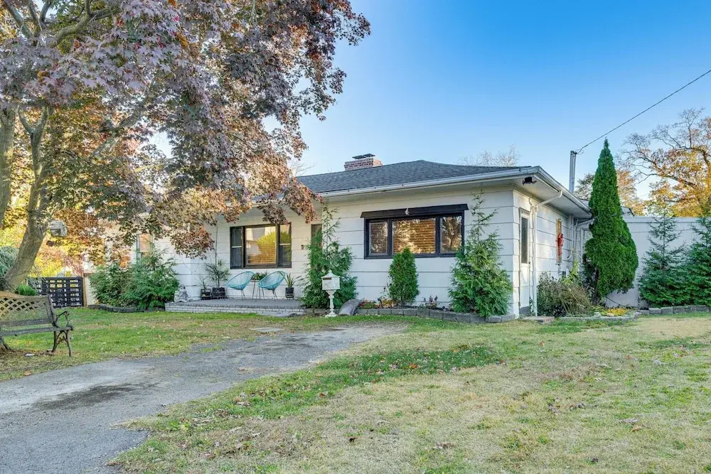 8 Mi to Jones Beach State Park! Cozy Home w/ Porch