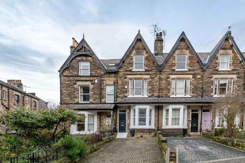Perfectly Located 4 Storey Townhouse With 2 Parking Spaces In Central Harrogate