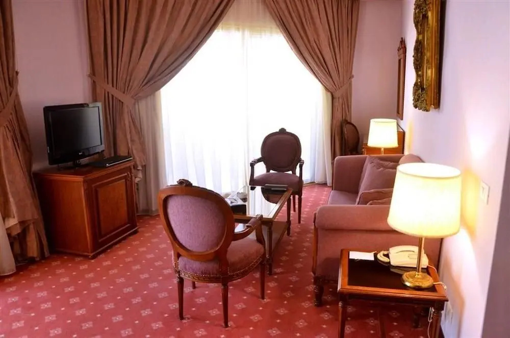 Golden Tulip Serenada