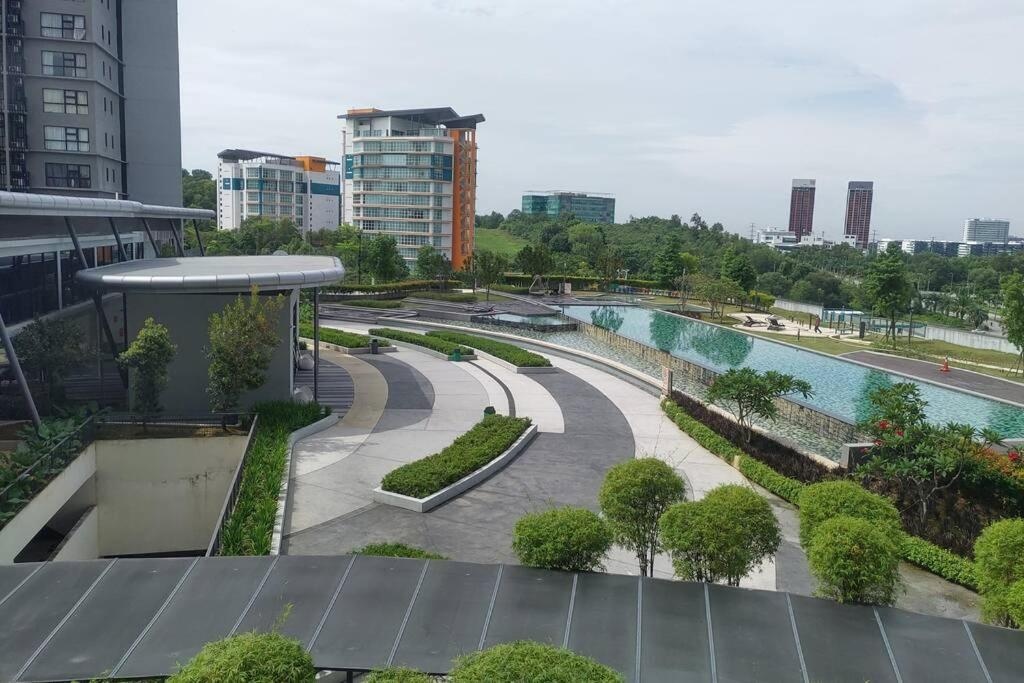 HA213-Pool view Studio unit-Hyve-Cyberjaya- Free WiFi - Free parking-Netflix