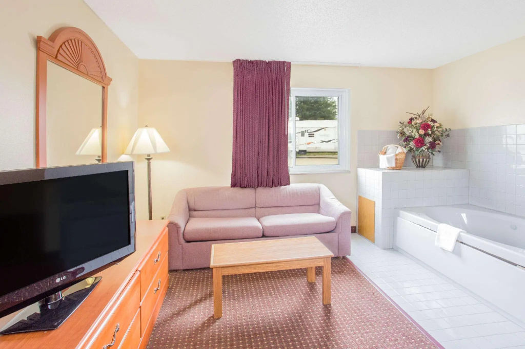 Deluxe Double Suite (full double bed)
