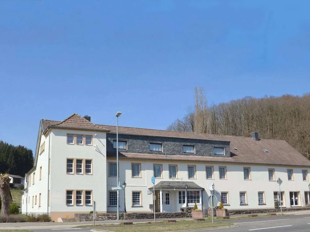 Grosse Gruppenunterkunft im Nationalpark Eifel mit Bar und Terrasse