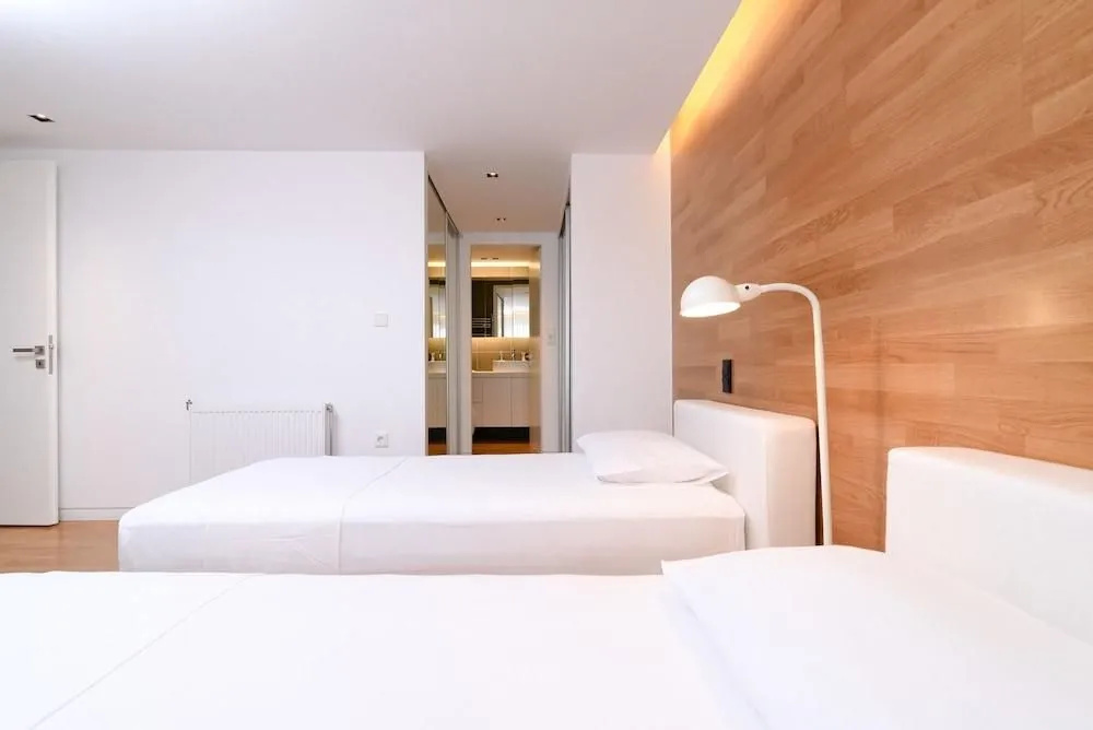 180m homm Newly Renovated Luxurious Penthouse