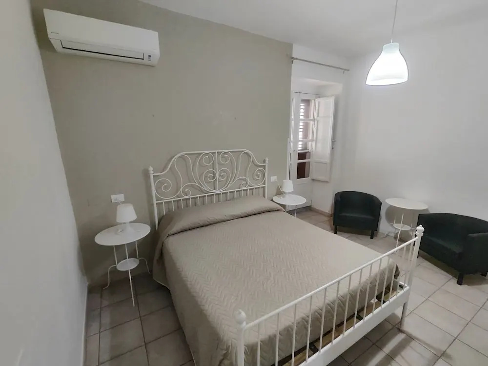 Classic Double room with balcony (full double bed)