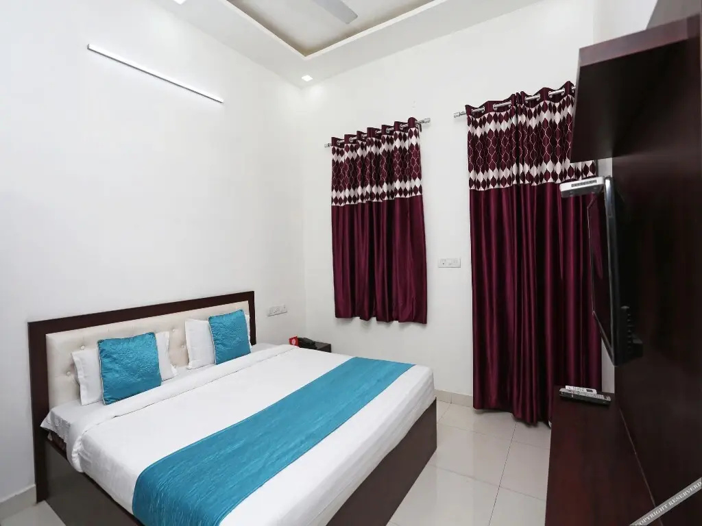 C D Guest House By OYO Rooms