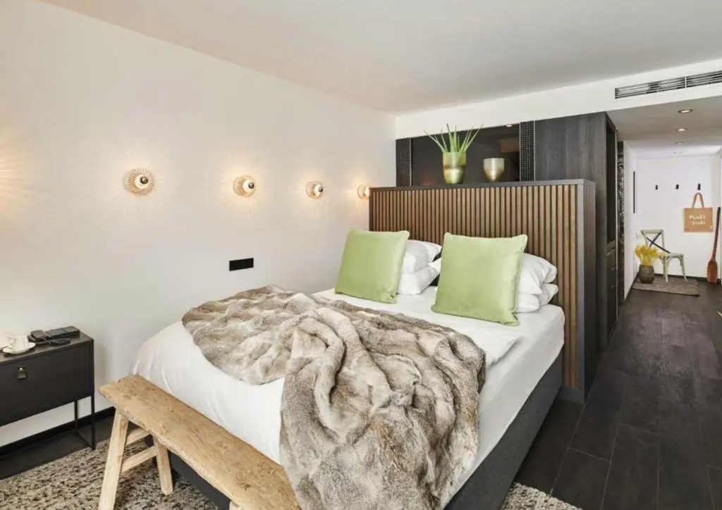 Superior Double room with river view (full double bed)