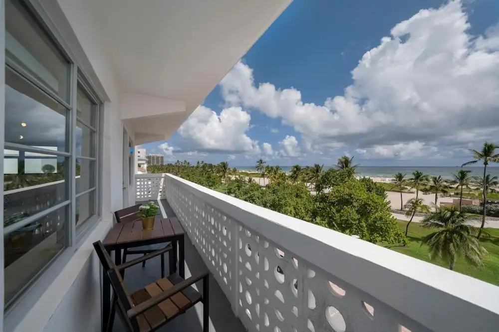 Double Suite with balcony and with ocean view (full double bed)