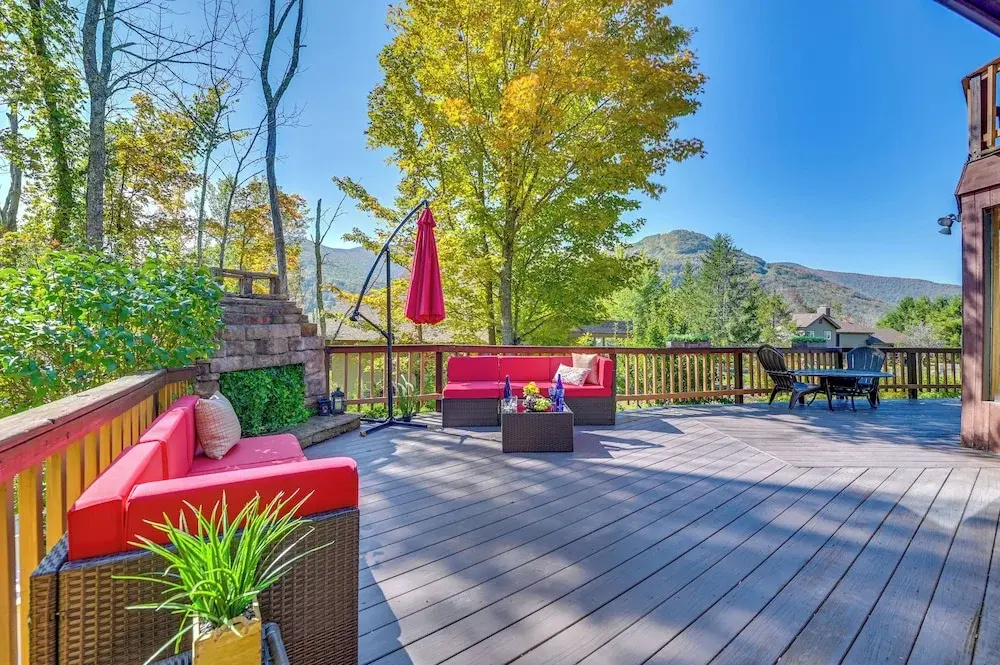 New York Retreat - Furnished Deck & Mountain Views