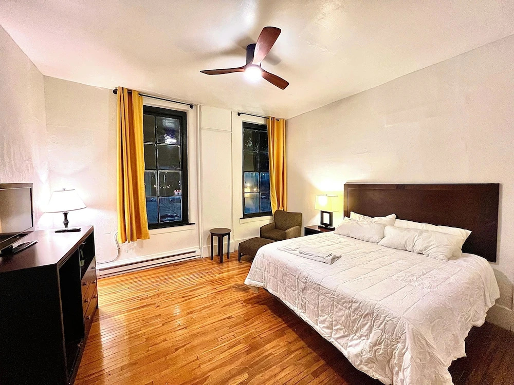 Standard Double room with city view (full double bed)