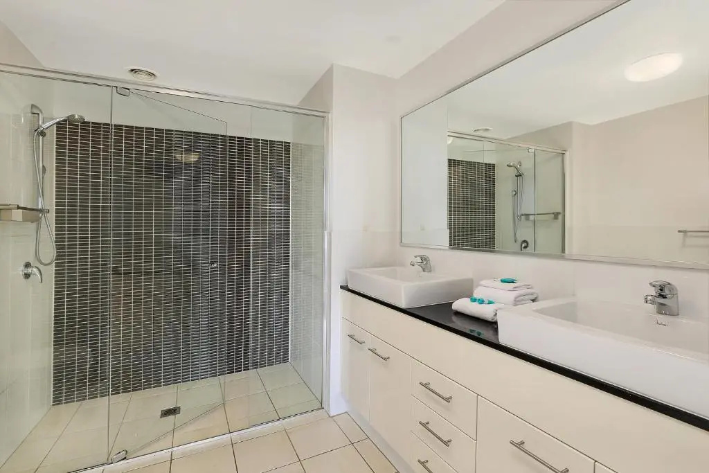 3 Bedrooms Apartment