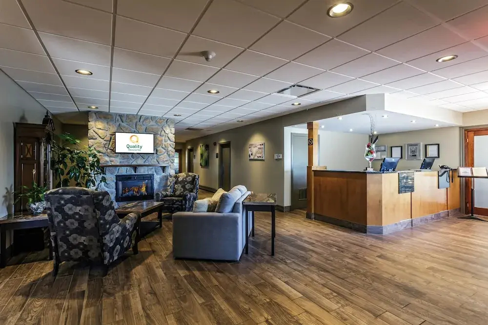 Quality Inn & Suites - фото 2