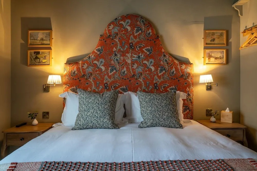 Horse and Groom Free House, Food and Rooms by null