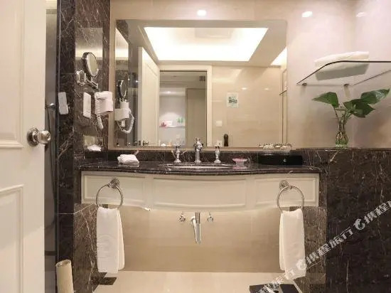 Deluxe Double Suite full double bed