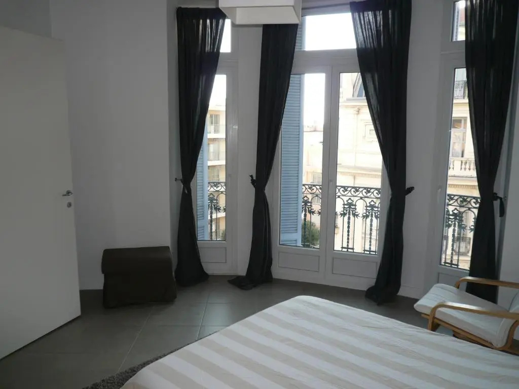 Voir la photo 3 — 2 Pieces, Centre Ville, 50 Metres Plages Et Mer.