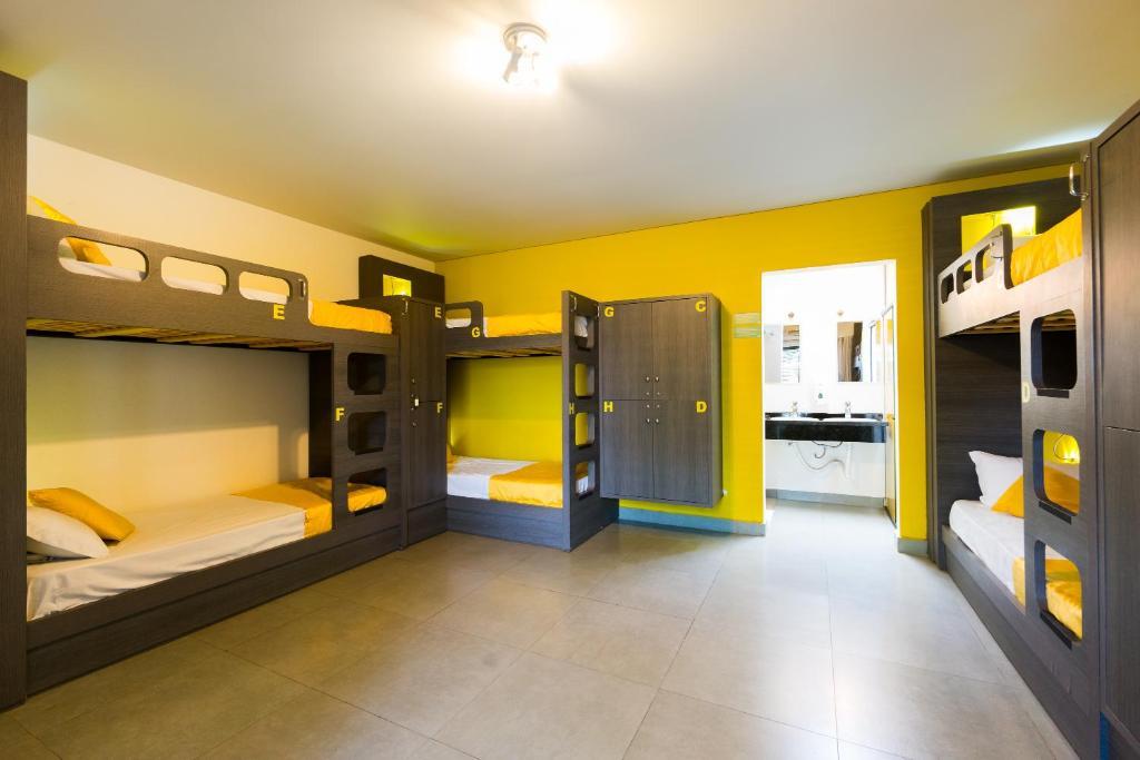 Кровать в общем номере с балконом в Concept Design Hostel & Suite
