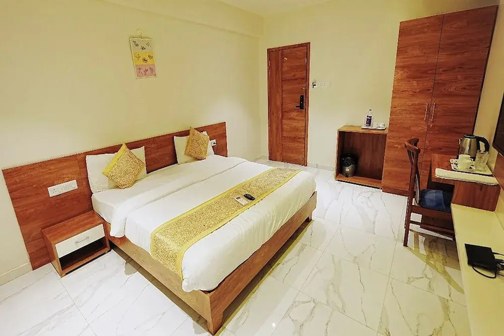 Deluxe Double room (full double bed)