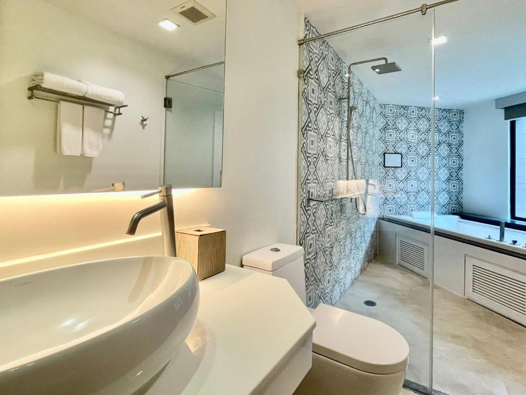 Двухместный номер Superior двуспальная кровать в Отель Zenmaya Oceanfront Phuket, Trademark Collection by Wyndham