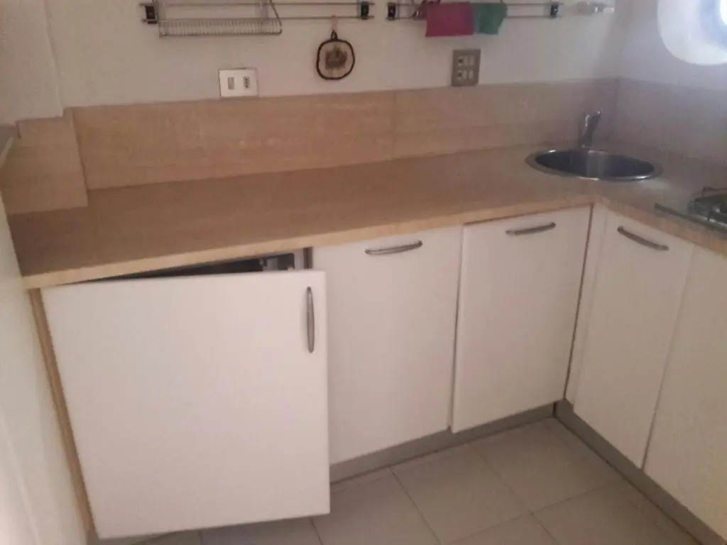 一室四人公寓，配有雙人床