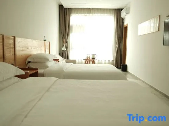 Standard room with street view
