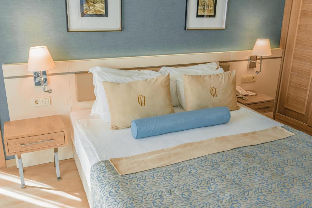 Двухместный номер Standard с видом на море двуспальная кровать в Castival Hotel