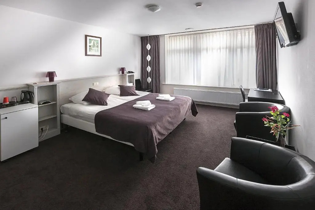 Deluxe Double room (full double bed)