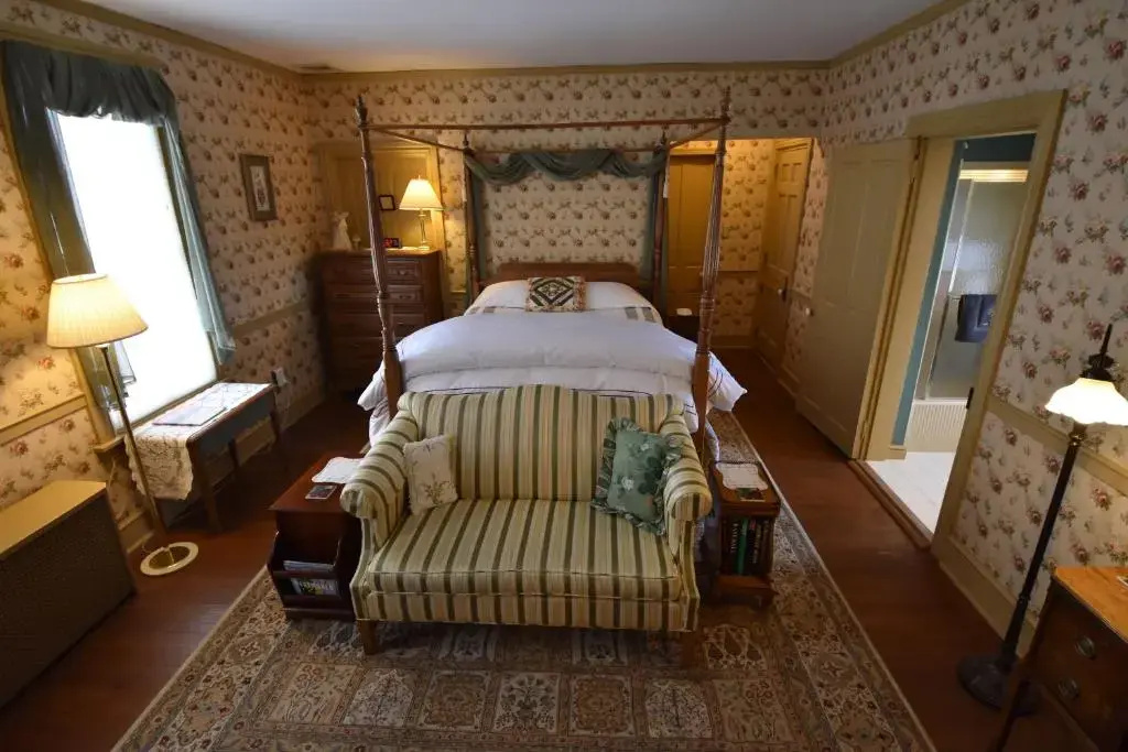 Standard Double room with balcony (full double bed)