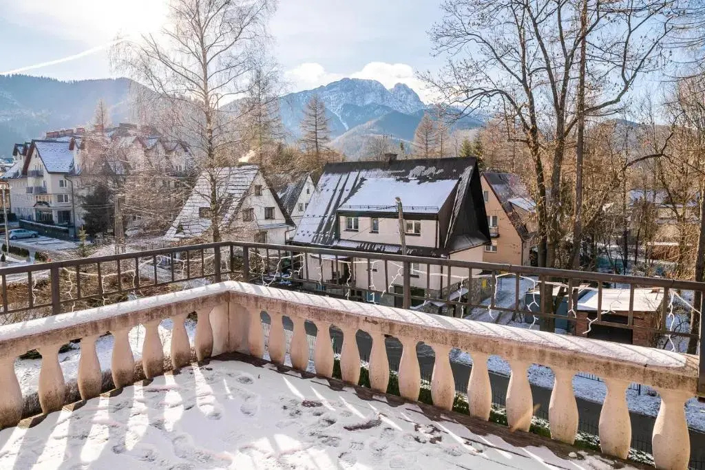 Apartment with mountain view