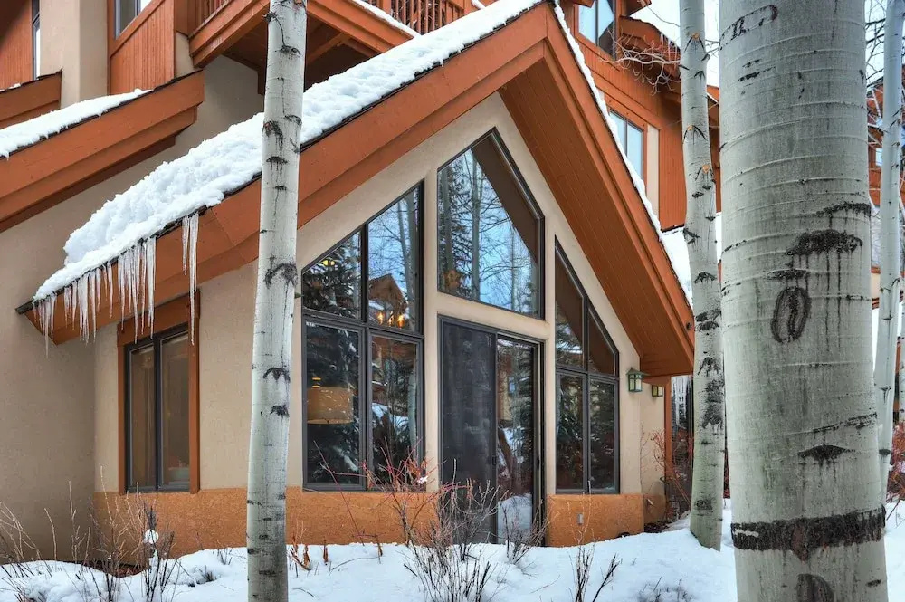 High Ceilings, Natural Light- 3 Bedroom Arrowhead Ge Condo by RedAwning