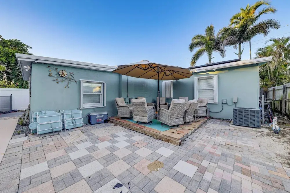 1 Mi to Beach: Sunny Lantana Cottage w/ Pool!