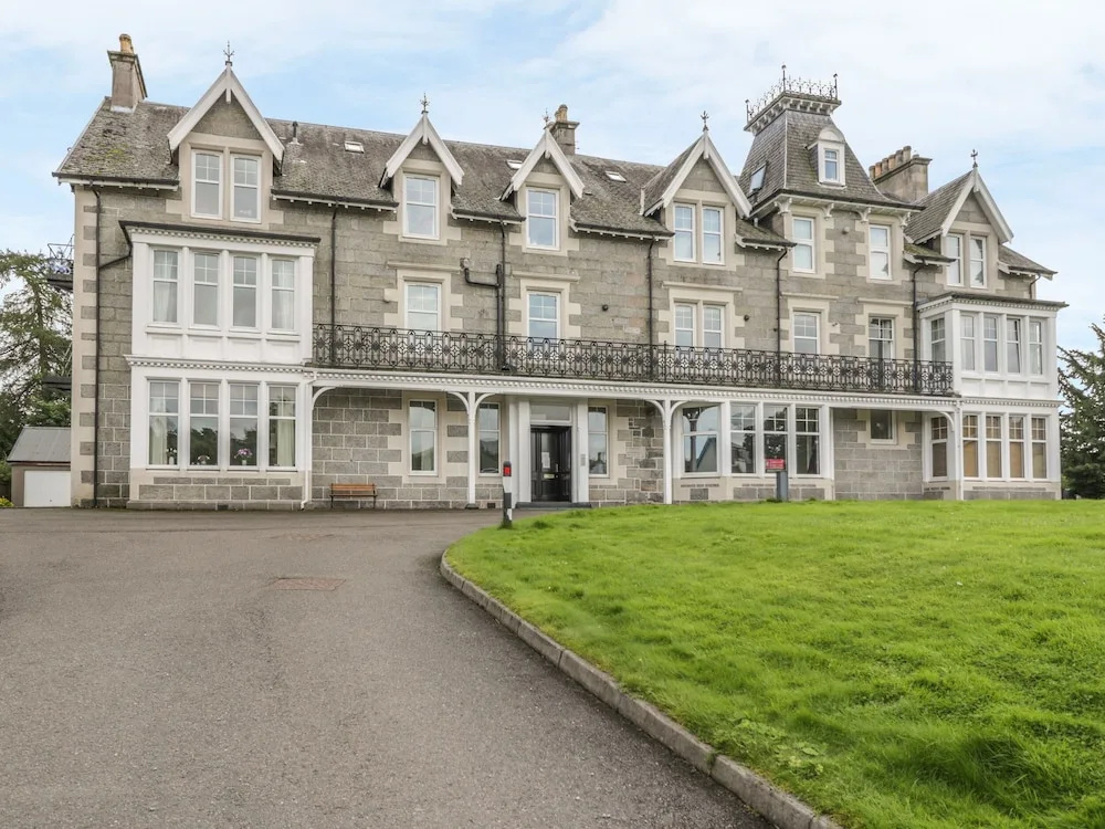 10 Monarch Country Apartments