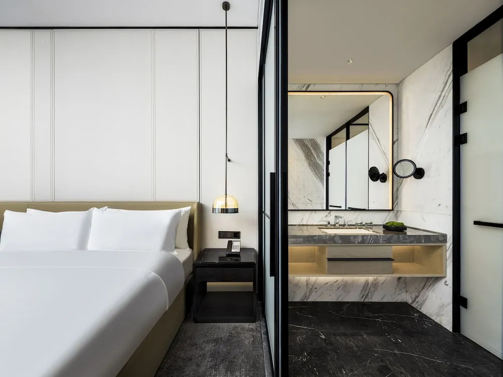 Executive Double room with lake view (full double bed)
