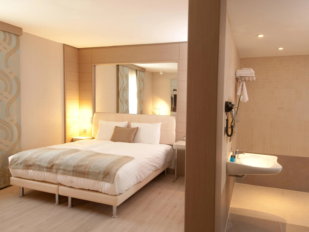 Business Double room (full double bed)