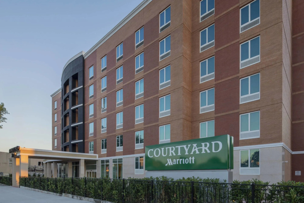 Courtyard by Marriott New York Queens/Fresh Meadows — фото