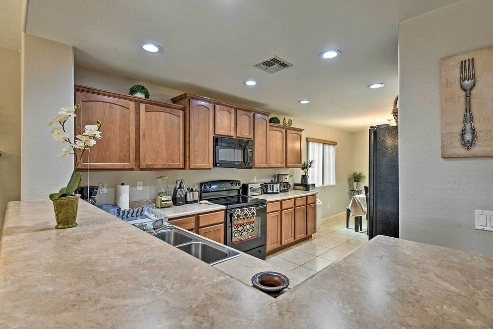 West Phoenix Home: Hike, Dine & Golf Nearby! - фото 7