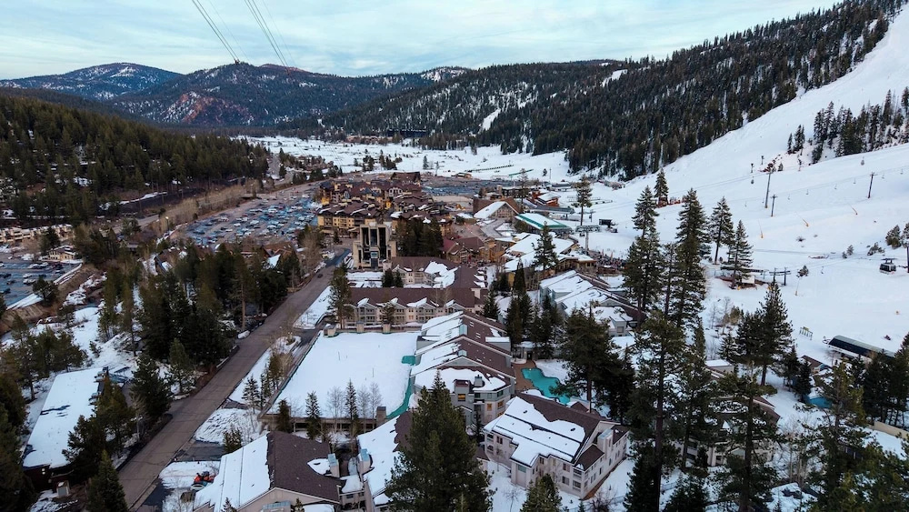 The Ridgeline by Avantstay Shared Pool + Hot Tub + Sauna Ski-in Access + Village Walk